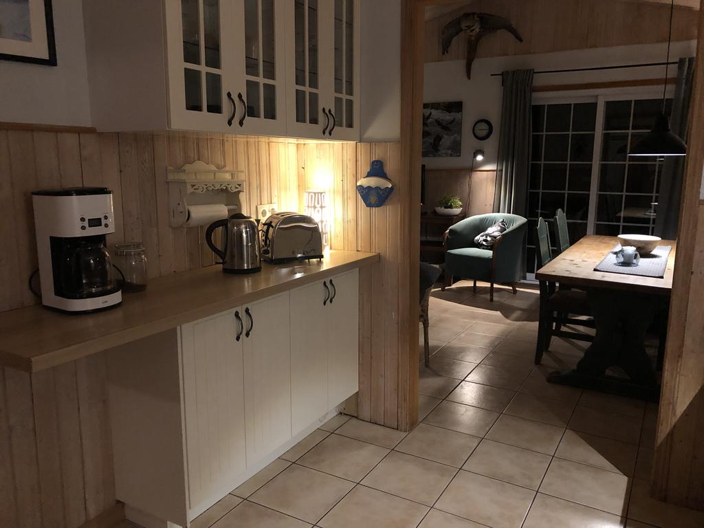 Eyjasol Cottages room 4