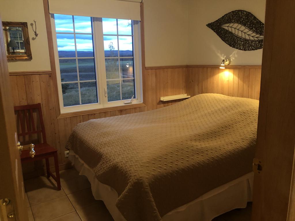 Eyjasol Cottages room 6